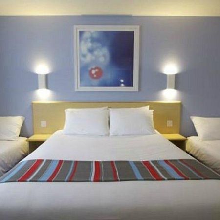 Travelodge Мидлвич Экстерьер фото