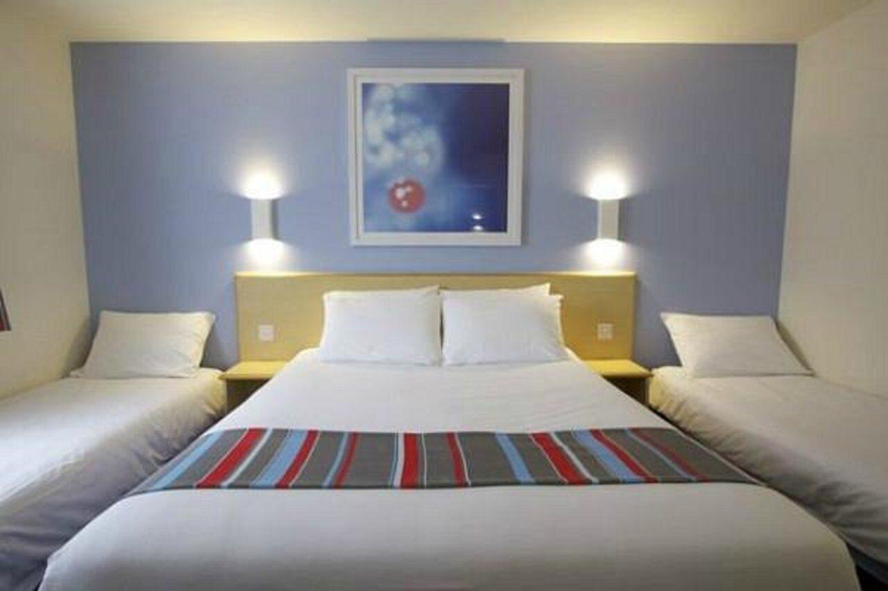 Travelodge Мидлвич Экстерьер фото